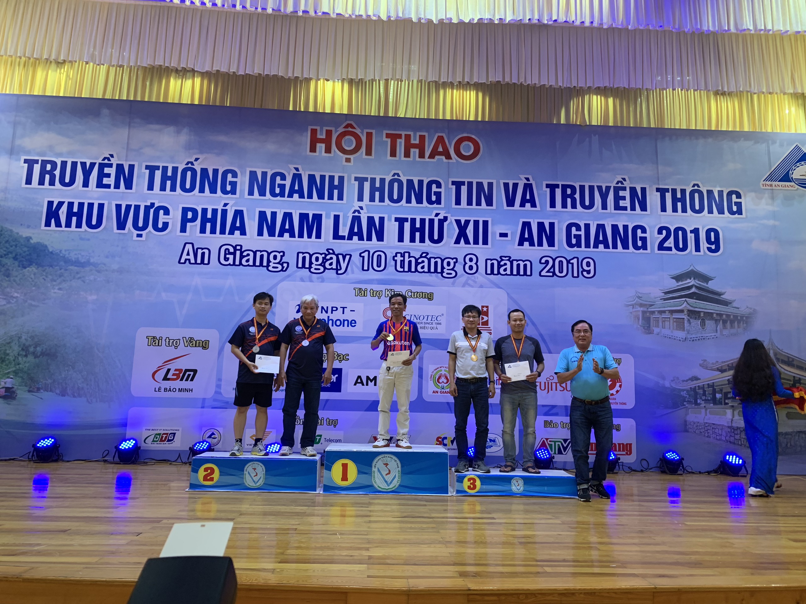 hoi thao 2019.jpg