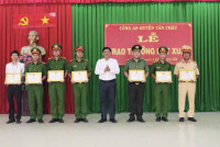 Khen thưởng đột xuất các cá nhân đã có thành tích xuất sắc trong công tác đấu tranh phòng chống tội phạm.